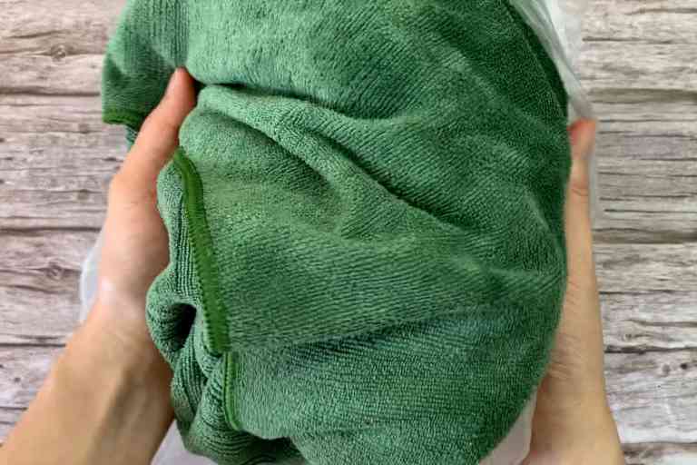 I checked for odors on the PackTowl Luxe after showering with it and sealing it up for 4 days.