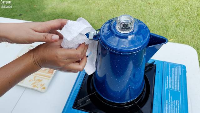 Using a cloth over the handle of the GSI Outdoors 8-Cup Enamelware Percolator.