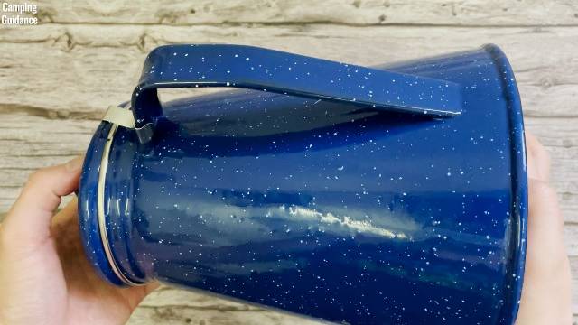 The enamel finish of the Stansport Enamel 8-Cup Percolator.