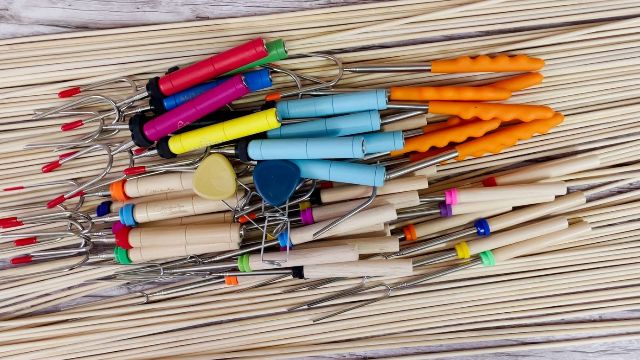 This is a picture of all the marshmallow roasting sticks that I bought and tested: Bamboo, Carpathen, Sumpri, Jolly Green, MalloMe, Ezire, Ajmyonsp, Briout, Light my Fire GrandPa's FireFork marshmallow roasting sticks.