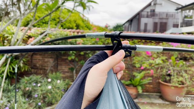 I clipped 1 of the center pole clips to 1 pole, and the other to the other pole.