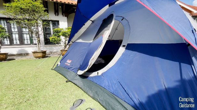 This is a picture of the hinged door closing by itself, automatically.