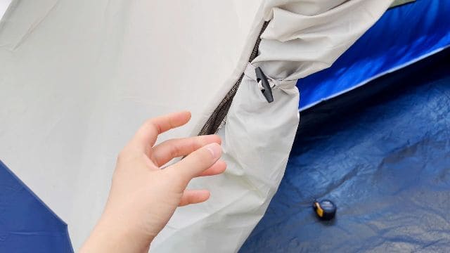 A close up shot of the door latch that keeps the door open.