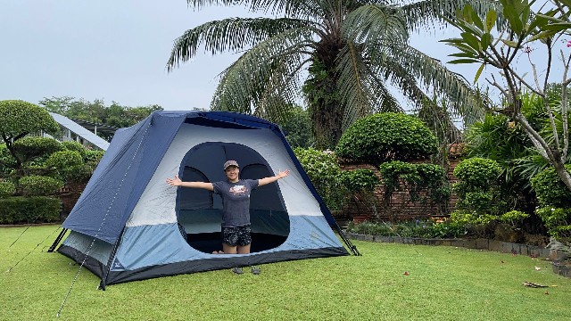 This is a picture of me in my Caddis Rapid 6 in my yard.