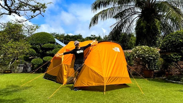 This is a picture of me in the vestibule of The North Face Wawona 6 in my yard.