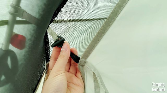 A close-up shot of the loop and toggle of the room divider.