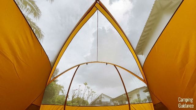 The ceiling and front door mesh of The North Face Wawona 6.