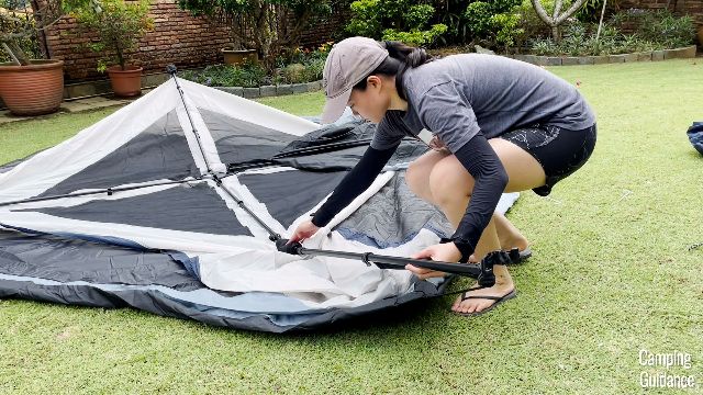 The author folding the Caddis Rapid 6