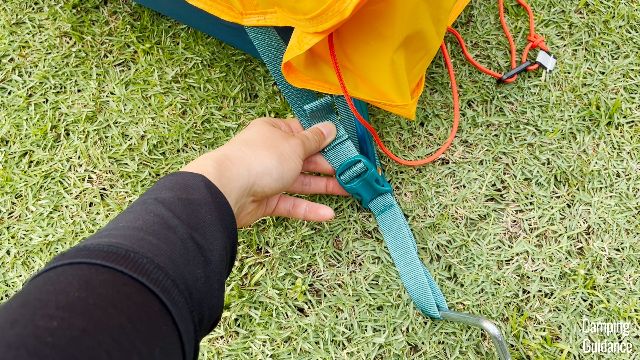 The blue buckles on the rainfly are to be attached to the buckles of the blue webbing.