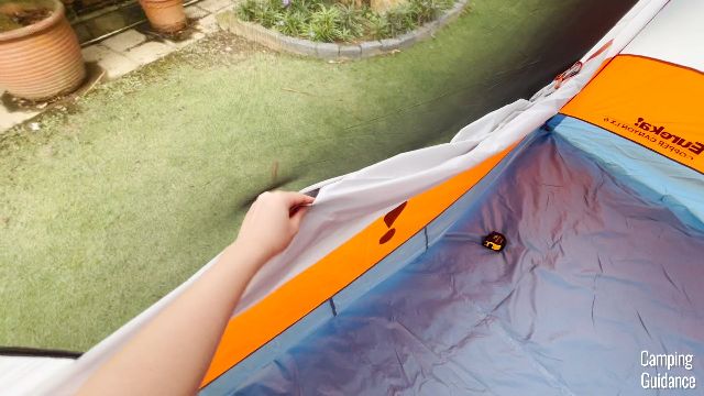 No toggles to hold the window fabric.