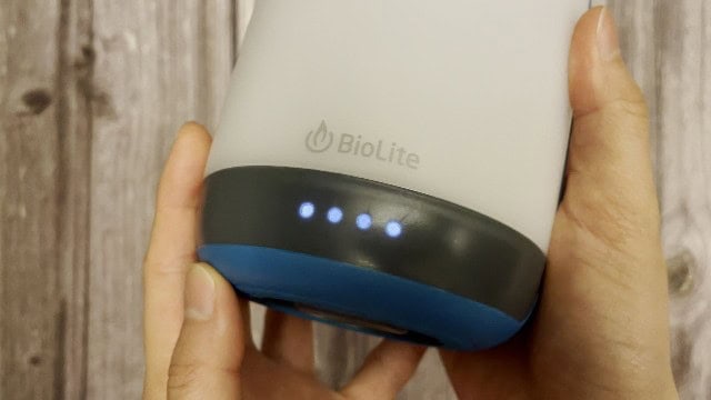 The battery indicator lights of the BioLite AlpenGlow 500.