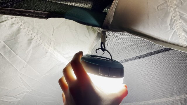 The bottom hook of the BioLite AlpenGlow 500.