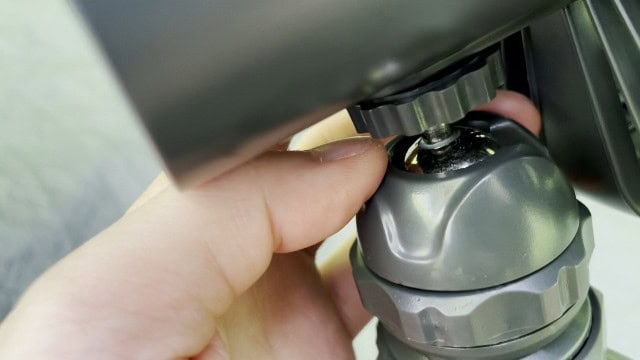 The ballhead tripod of the Nitecore NEF10 Fan.