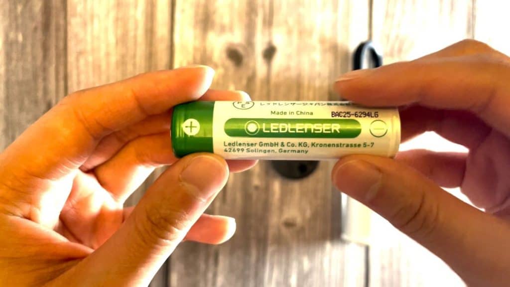 The removable lithium-ion battery of the Ledlenser ML6