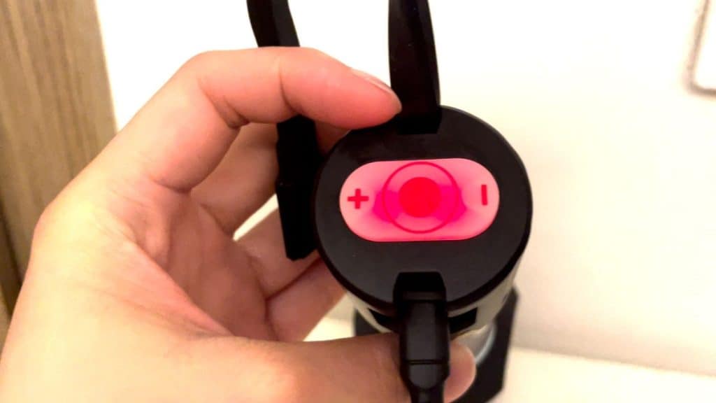 The 3-in-1 button of the Ledlenser ML6 changing color to red when charging