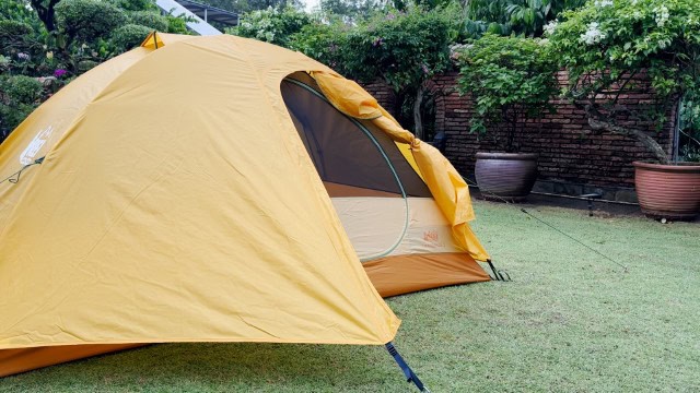 The opened vestibule configuration of the REI Trailmade 2.